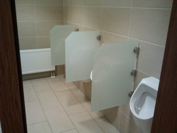WC Abtrennungen aus VSG-Glas mit undurchsichtiger Folie in einem Hotel