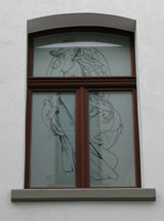 Badfenster mit Sandstrahleffektfolie als Motiv geschnitten.