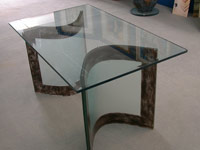 Tischbeine aus Fusingglas mit braunem Rand, gebogen.