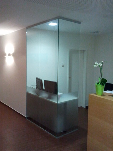 Transparente Raumabtrennung in Kinderarztpraxis