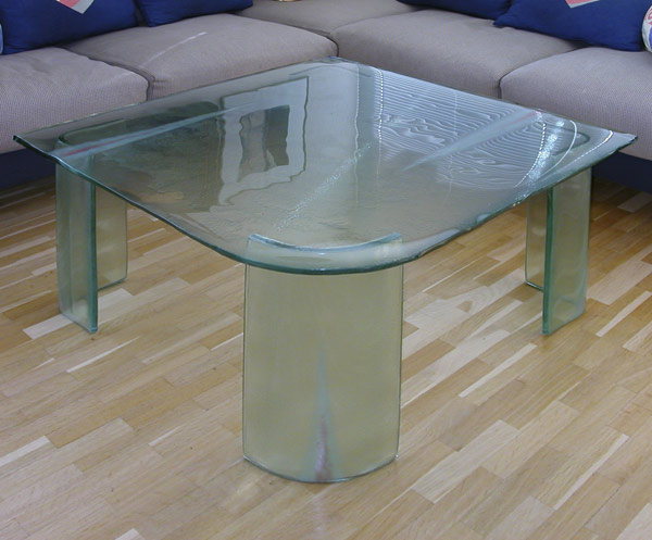 Tisch mit gefuster (angeschmolzener) Platte und gefusten Beinen. Zart mit Farbe veredelt.